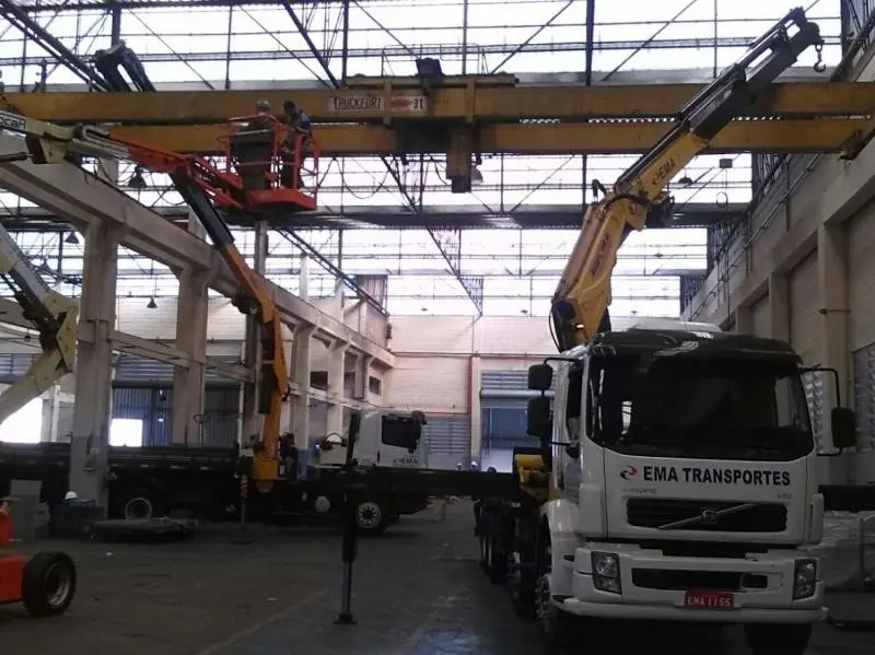 Caminhão com cesto elevatório